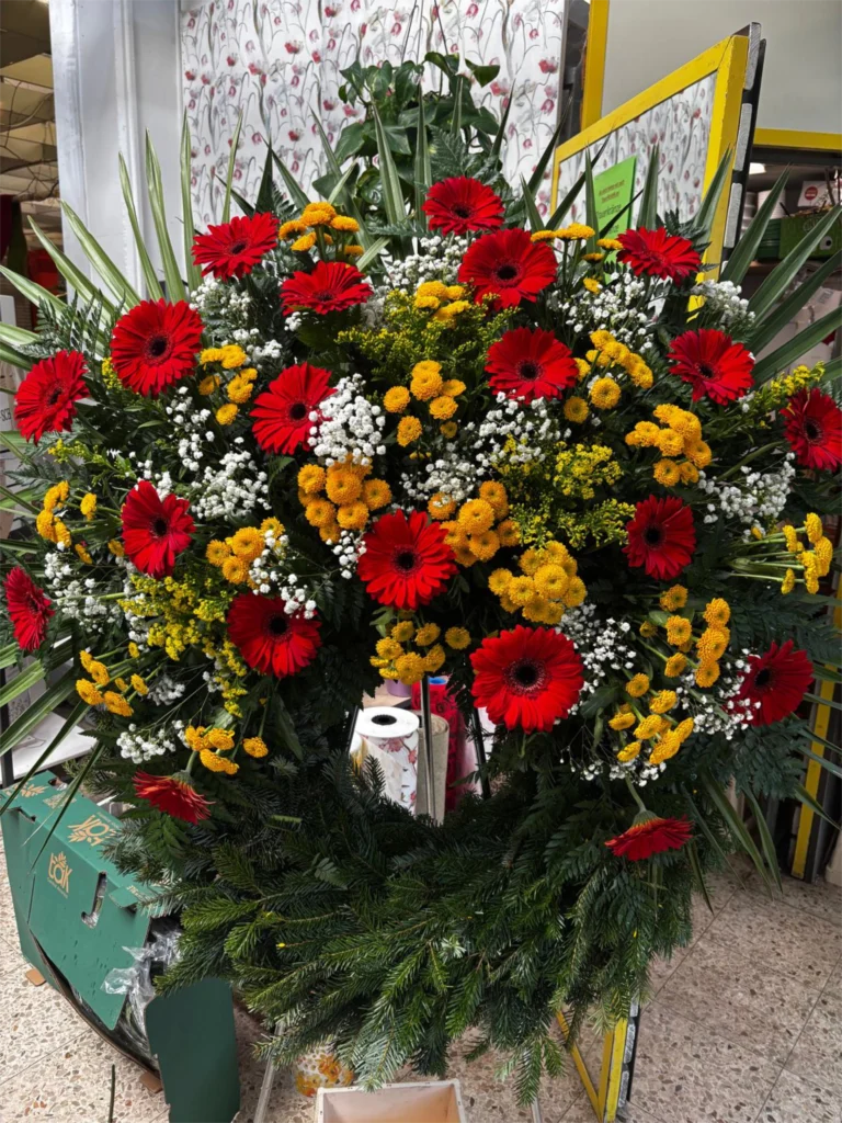 Bunter Blumenschmuck mit roten und gelben Blüten