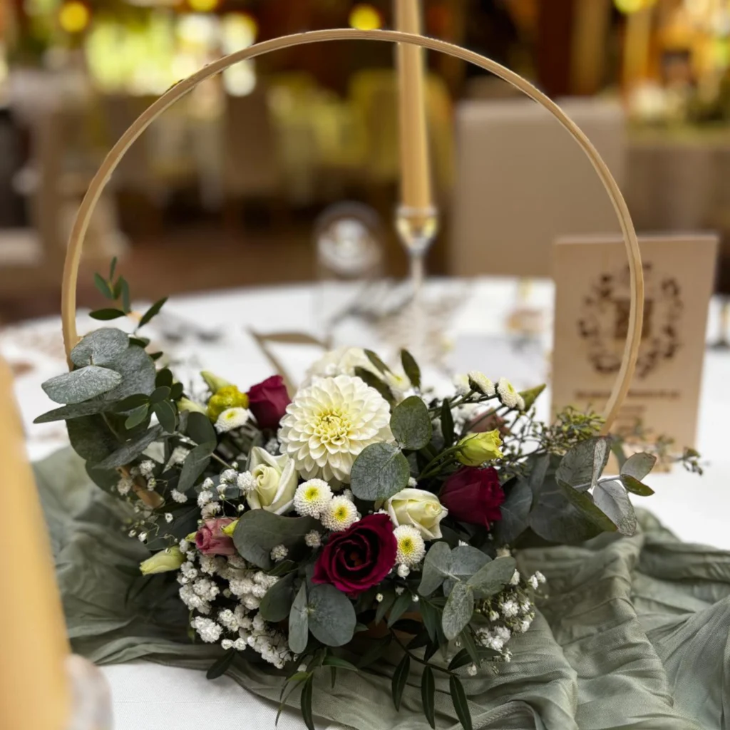 Floristisches Blumenarrangement in einer Geschenkverpackung