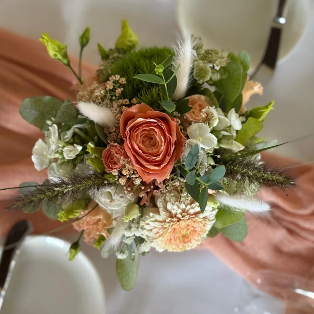 Blumenstrauß mit rosa und weißen Blüten