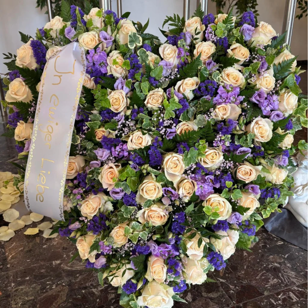 Blumenarrangement mit rosa und weißen Blüten