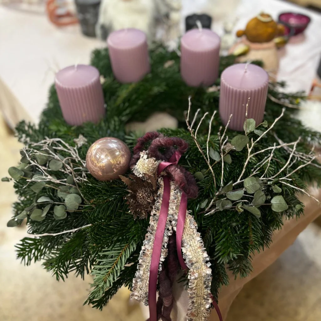 Adventliches Kerzenarrangement mit Tannengrün