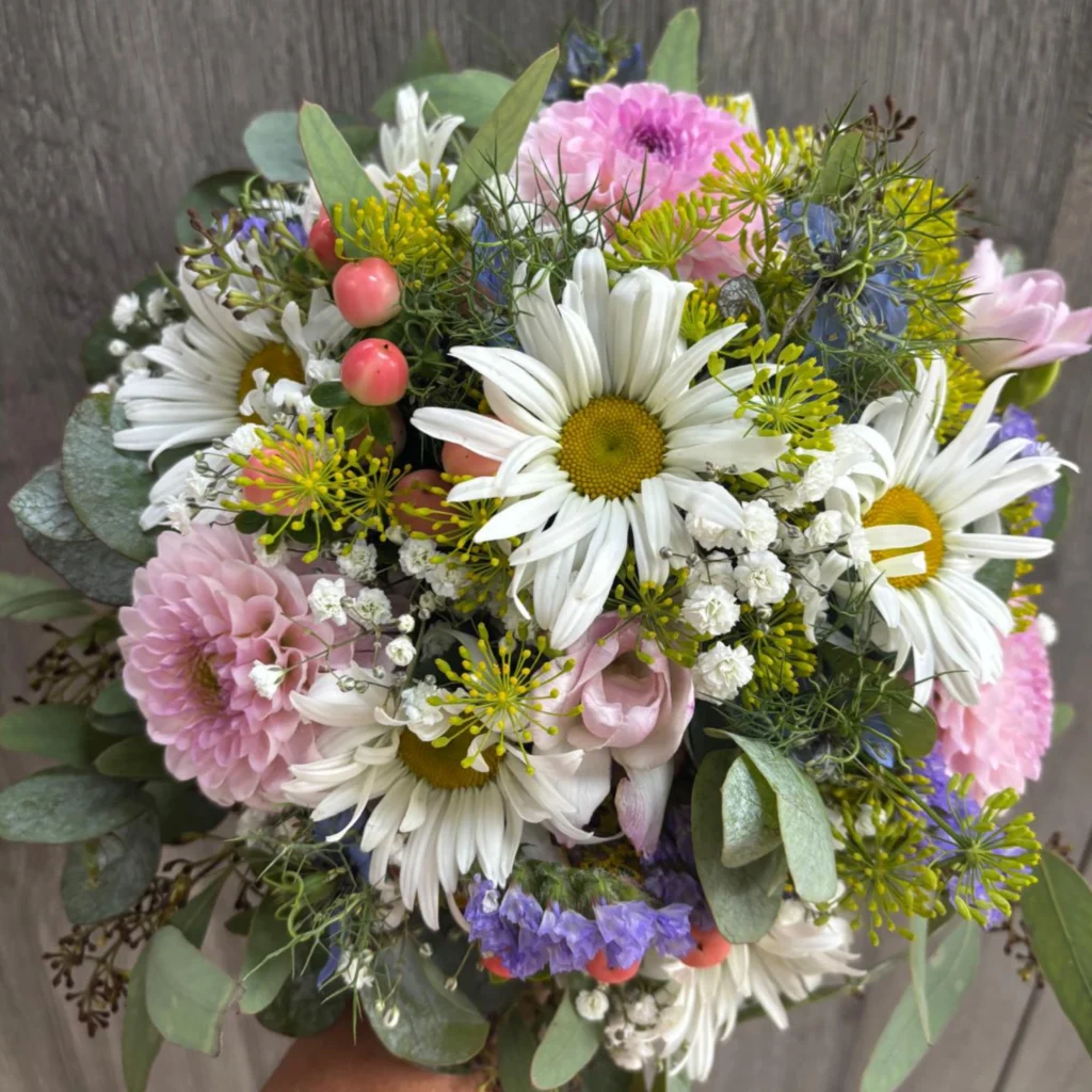 Weißer Blumenstrauß mit Rosen und kleinen Blüten