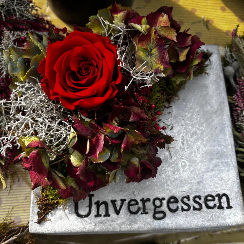 Roter Blumenstrauß mit Rosen