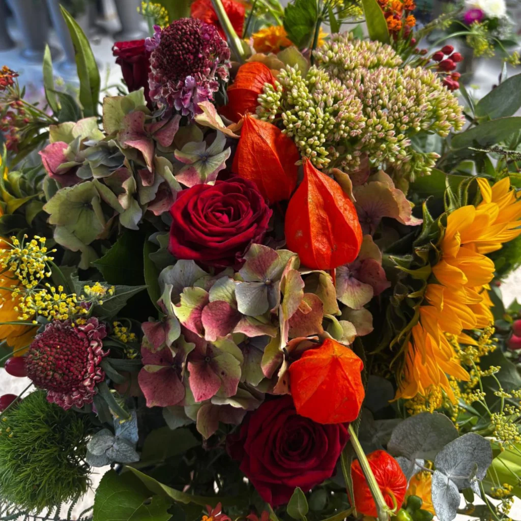Bunter Blumenstrauß mit roten und gelben Blumen
