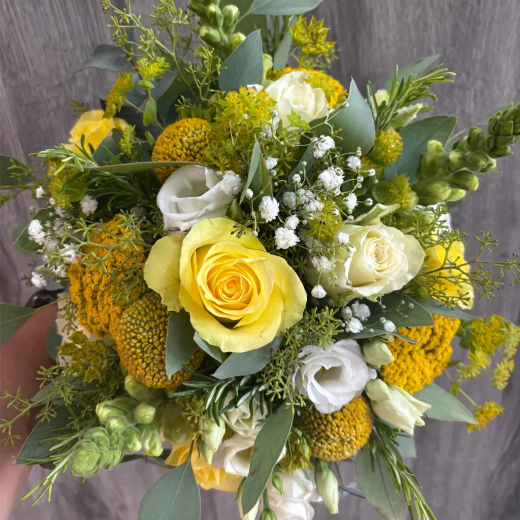 Hochzeitsfloristik mit gelben und weißen Blumen